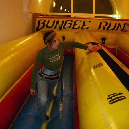 Eine Frau ist am Bungeeseil befestigt