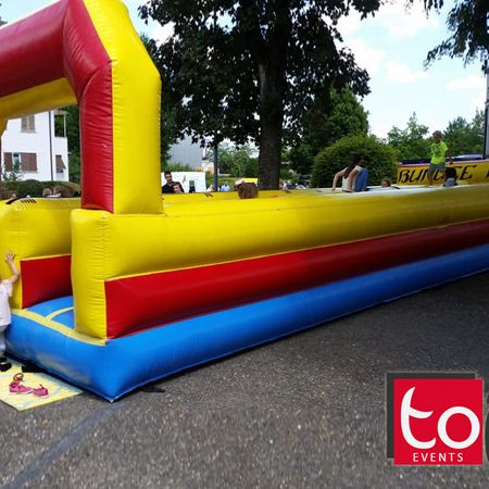 Die Bungee Run Anlage von der Seite fotografiert