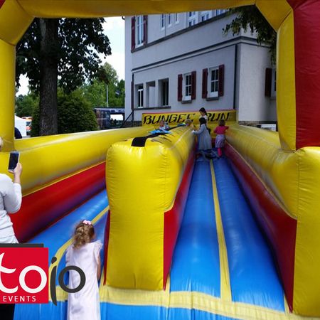 Die Bungee Run Anlage von vorne fotografiert