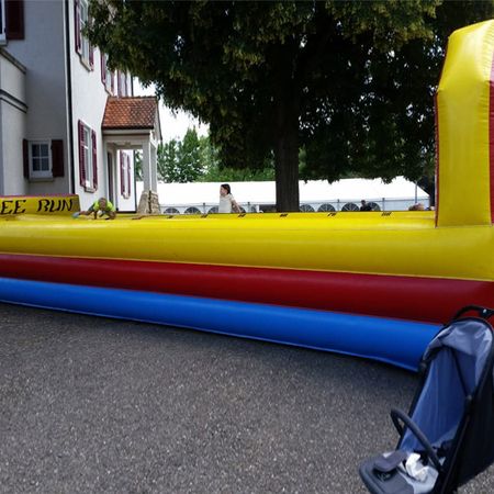 Die Bungee Run Anlage von der Seite fotografiert