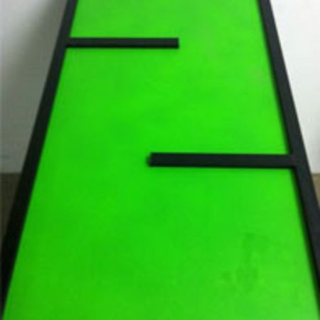 Eine Flummigolfbahn mit Hinderniss