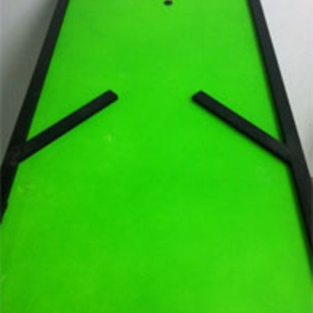 Eine Flummigolfbahn mit Hinderniss