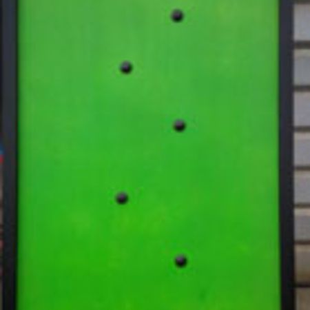 Eine Flummigolfbahn mit Hinderniss