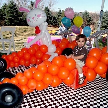 Luftballonmodellage in Form eines Rennautos