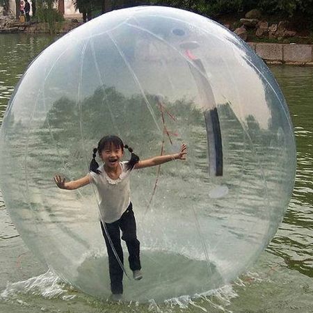 Ein Mädchen in einem water walking Ball