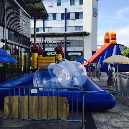 Water walking Bälle in einem aufgestellten Becken auf einem großen Platz