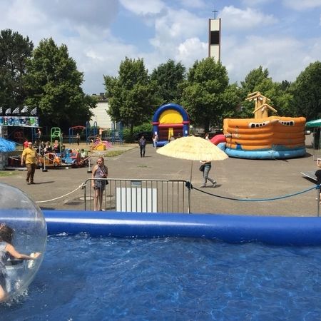 Water walking Bälle in einem aufgestellten Becken auf einem Platz