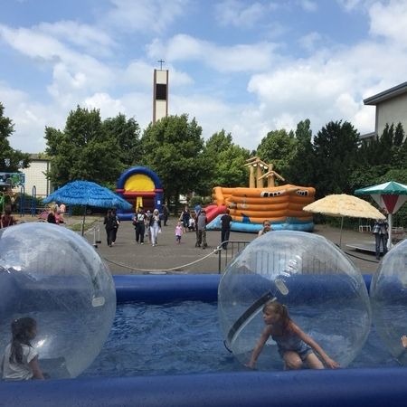 Water walking Bälle in einem aufgestellten Pool