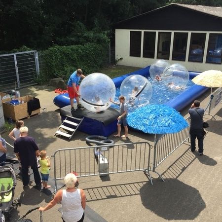 Vier water walking Bälle in einem aufgestellten Pool