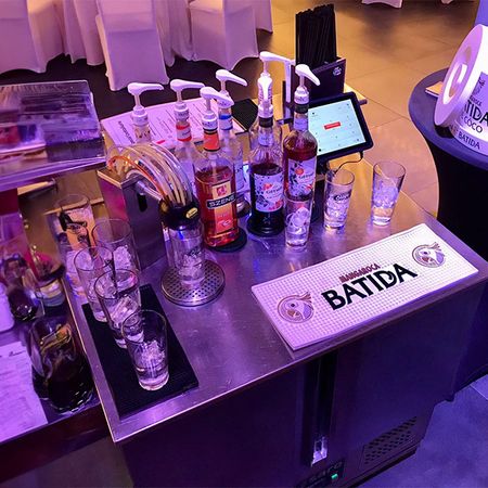 Cocktailbar mit Spirituosen und LED-Licht bei Nacht