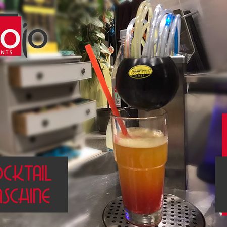Frisch gemixter Cocktail aus einer Cocktailmaschine