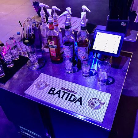 Cocktailbar mit Spirituosen und LED-Beleuchtung
