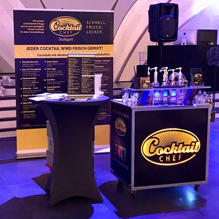 Cocktailmaschine auf einer Messe mit Cocktail-Zutaten