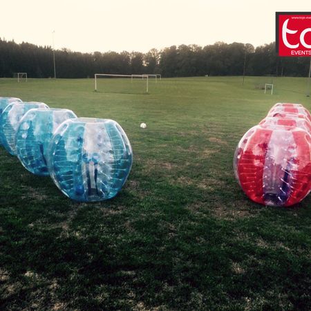 Ein blaues und ein rotes Bubble Soccer Team