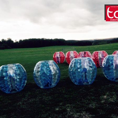 Bubble Soccer Bälle auf einer Rasenfläche