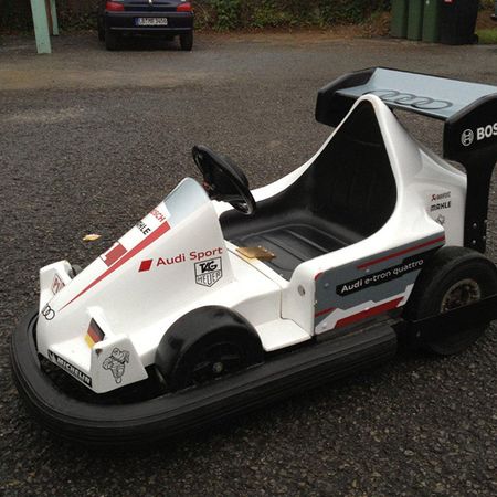 Ein weißes Kinderkart