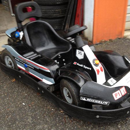 Ein schwarzes Kinderkart