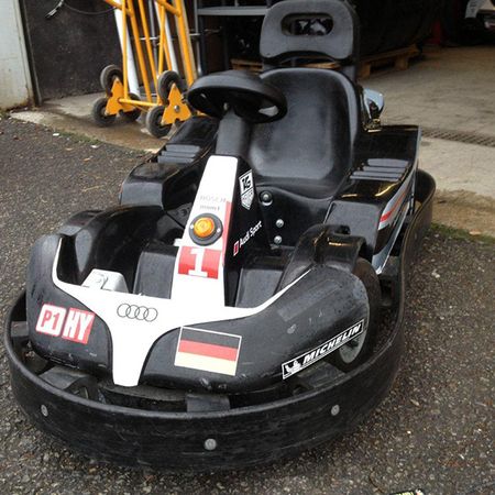 Ein schwarzes Kinderkart