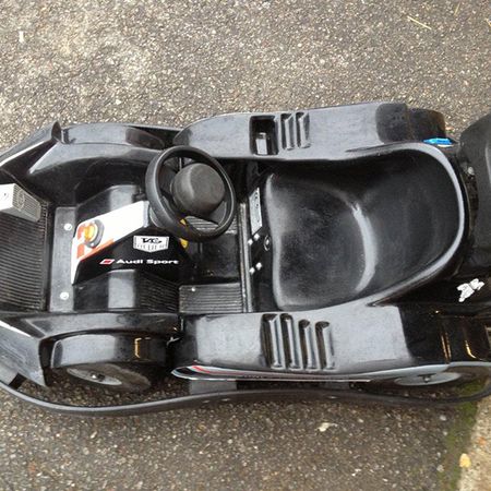 Ein schwarzes Kinderkart