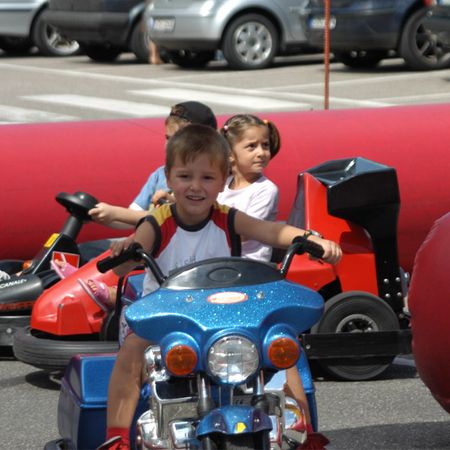 Kinder auf den Fahrschulautos
