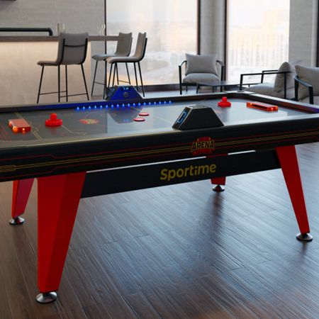 Ein Airhockey-Tisch in einem Büro mit Stühlen im Hintergrund