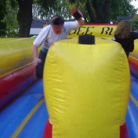 Zwei Menschen machen ein Wettrennen auf einer Bungee Run Anlage