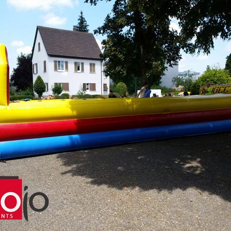 Die Bungee Run Anlage von der Seite fotografiert