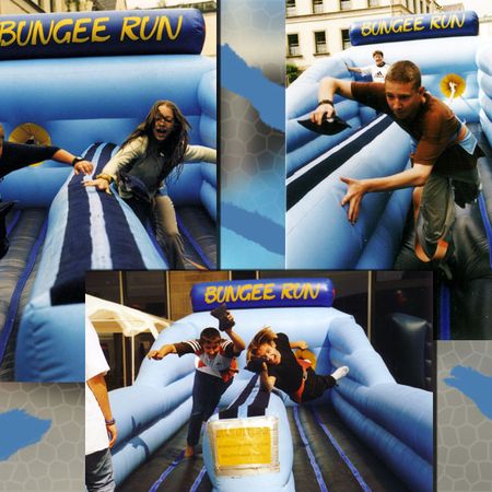 Eine Bungee Run Anlage in Blau