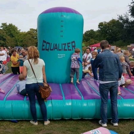 Equalizer Bungee Run auf einer Rasenfläche aufgebaut