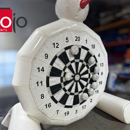 Ein großer aufblasbarer Schneemann mit einer Dartscheibe als Bauch welche als Zielscheibe für die Schneebälle dient auf dem Kopf befindet sich eine rote Mütze
