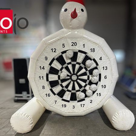 Ein großer aufblasbarer Schneemann mit einer Dartscheibe als Bauch welche als Zielscheibe für die Schneebälle dient auf dem Kopf befindet sich eine rote Mütze