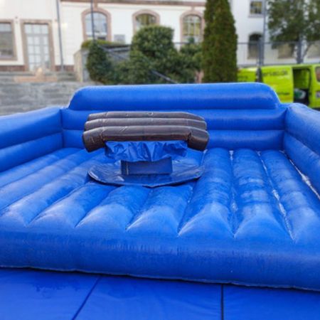 Aufblasbares Floß-Rafting-Modul mit blauem Luftkissen und Floßfigur