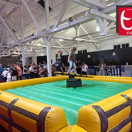 Ein Surfsimulator in einer großen Halle mit einem surfendem Kind