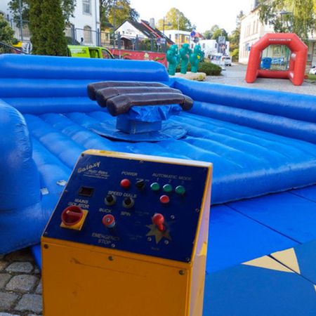 Floß-Rafting-Attraktion mit Steuerpult auf gepflasterter Eventfläche