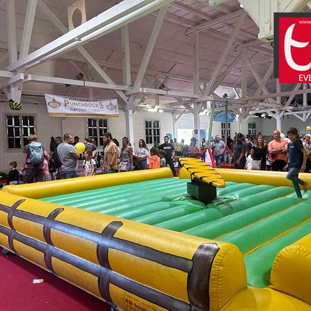 Ein Surfsimulator in einer großen Halle