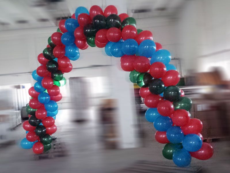 Luftballon Girlande aus grünen, roten und blauen Ballons