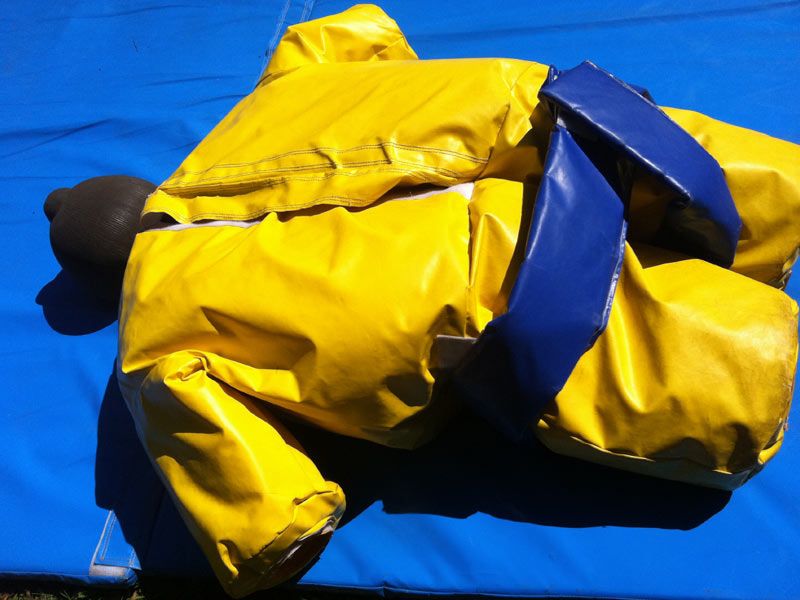 Ein Sumoringoutfit liegt auf einem blauen Untergrund