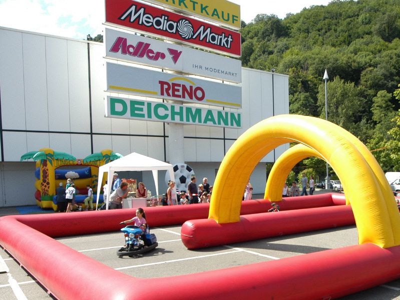 Eine aufblasbare Elektrokartbahn
