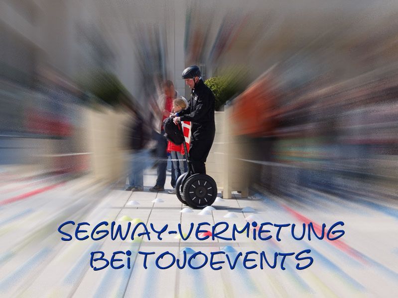 EIn Mann auf einem Segway