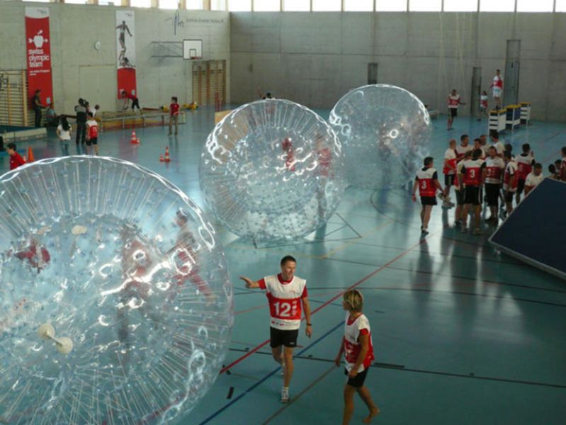 Zorb Bälle in einer Turnhalle