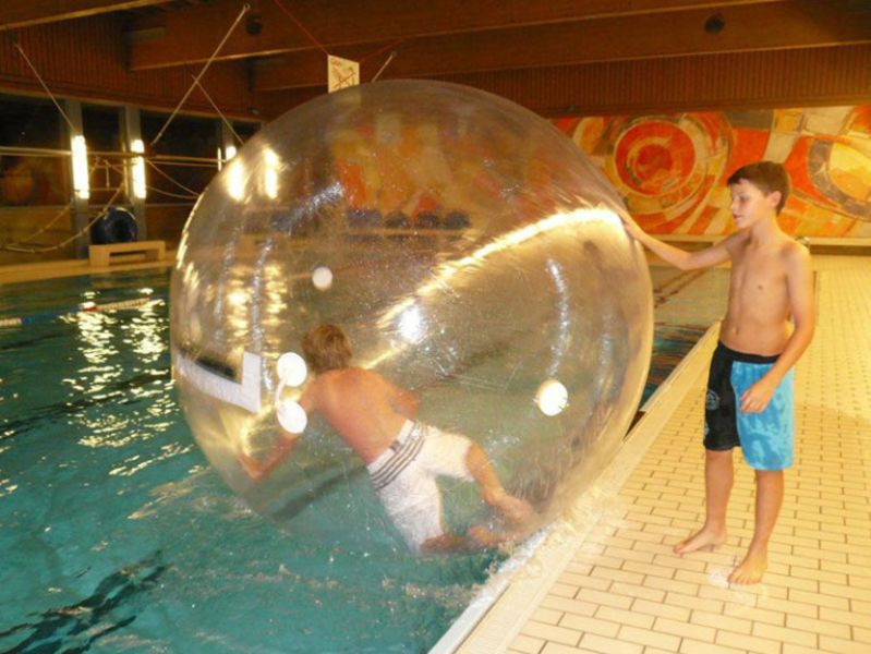 Water walking Ball in einem Schwimmbad