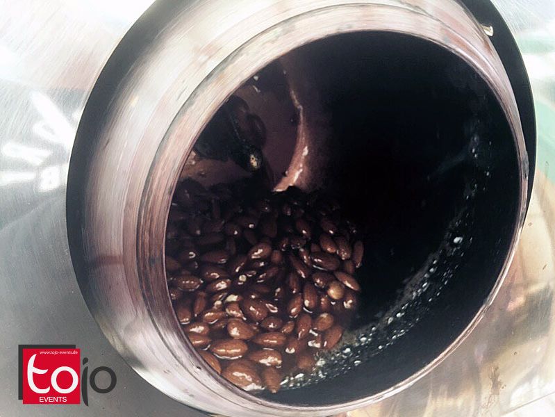 Mandelbrenner in Betrieb