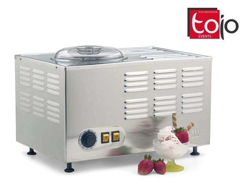 Eismaschine mit einem Becher Eis