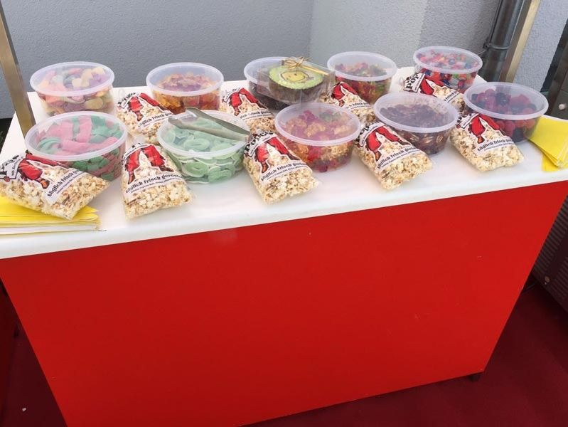 Süßwaren und Popcorn auf einem Tisch