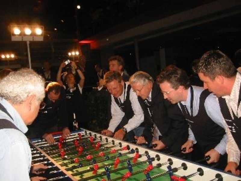 8 Männer spielen an einem XXL Tischkicker