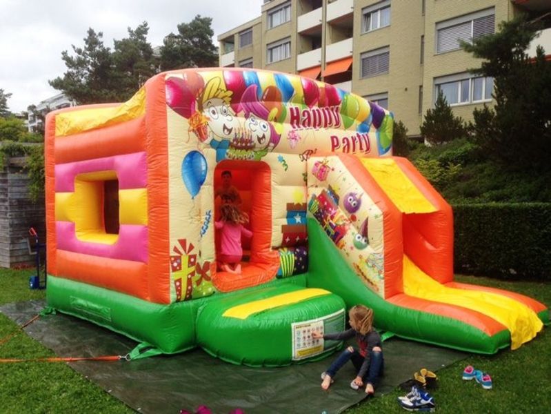 Happy Party Hüpfburg in bunten Farben