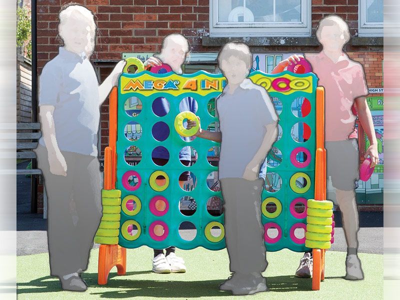 Vier Kinder spielen 4 gewinnt XXL