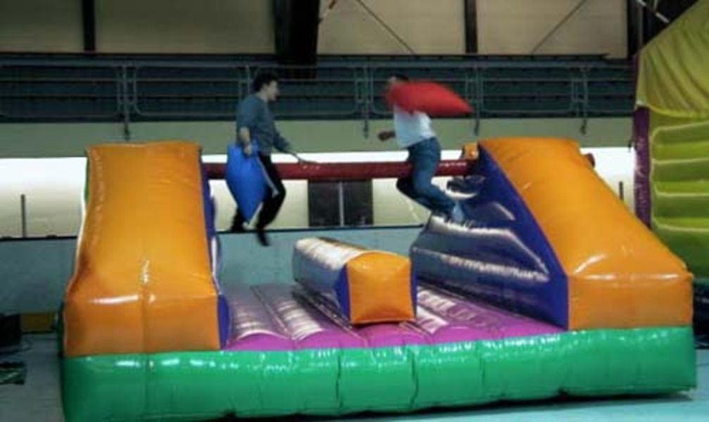 Zwei Jungs spielen Kissenschlacht auf der entsprechenden Hüpfburg