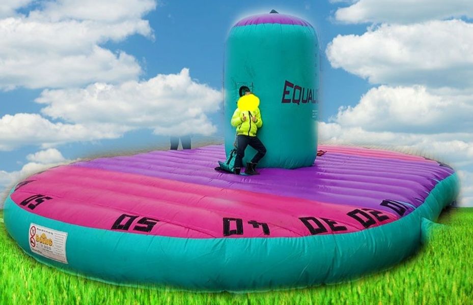 Ein Junge lehnt sich an den Equalizer Bungee Run