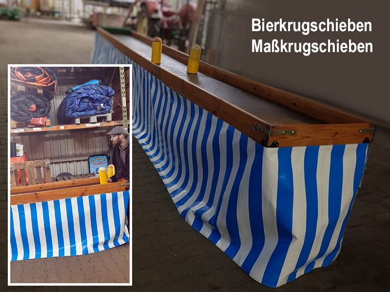 Ein Biertisch mit Bierkrügen zum Schieben